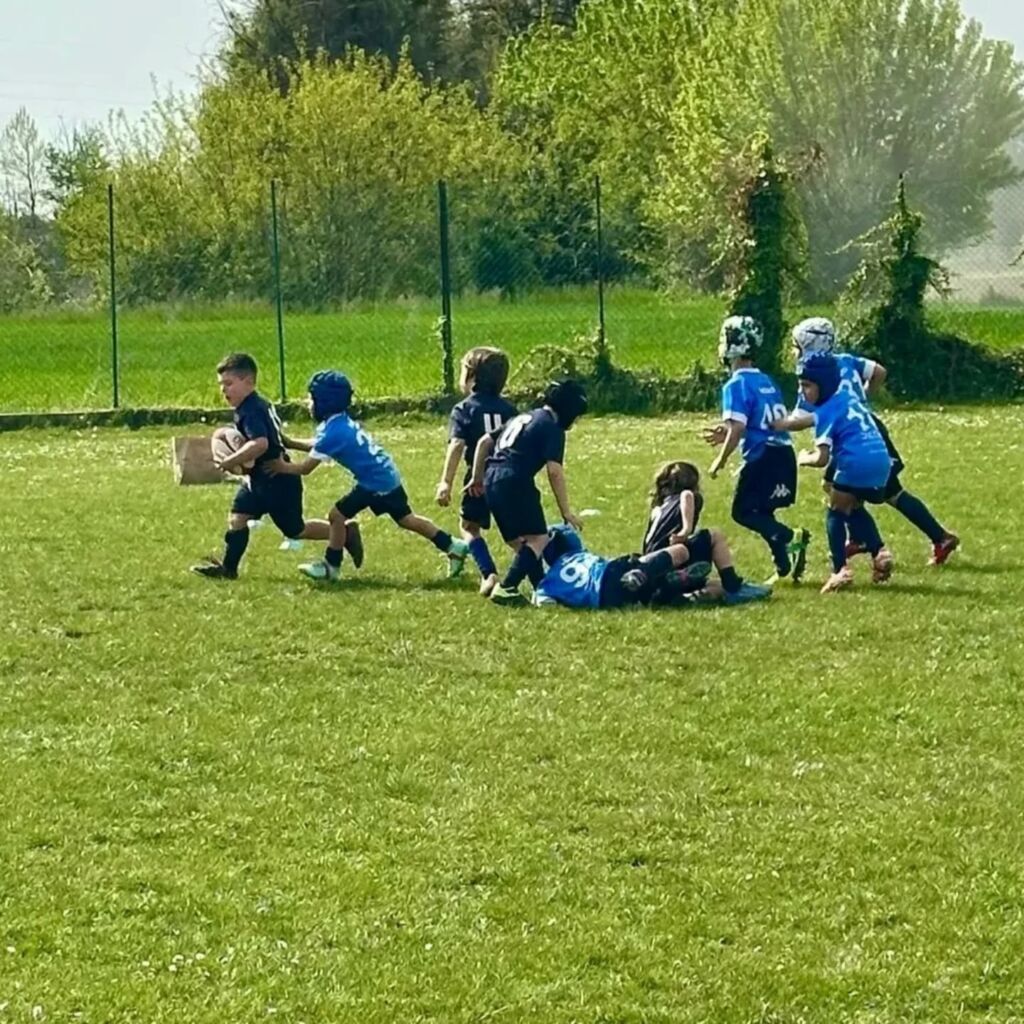 Giovani atleti della Scaligera Valeggio Rugby in azione durante un allenamento