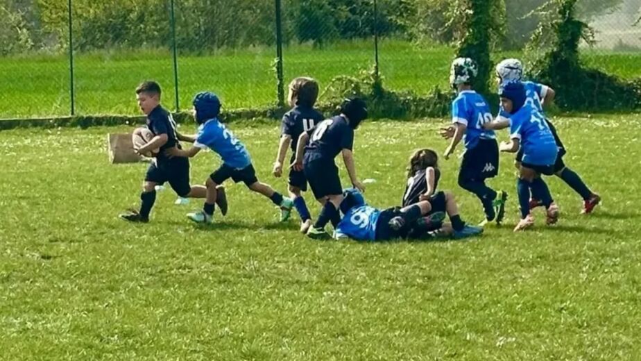 Giovani atleti della Scaligera Valeggio Rugby in azione durante un allenamento
