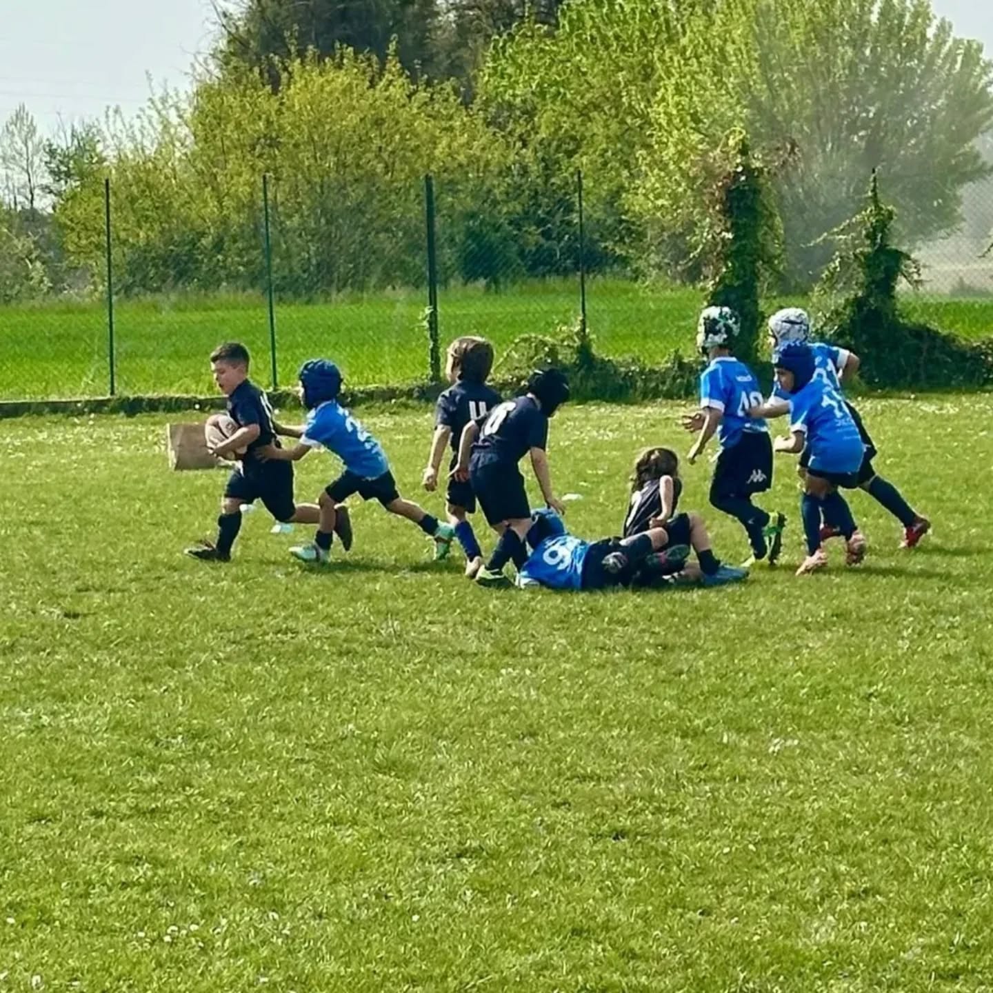 Giovani atleti della Scaligera Valeggio Rugby in azione durante un allenamento